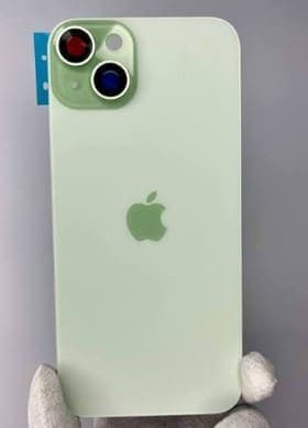 Задняя крышка для iPhone 15 (зеленый) с широким отверстием Премиум, артикул 03084 — запчасть GSM28.RU