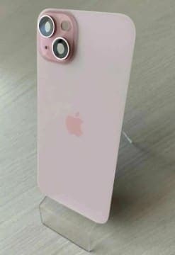 Задняя крышка для iPhone 15 (розовый) с широким отверстием, артикул 03085 — запчасть GSM28.RU